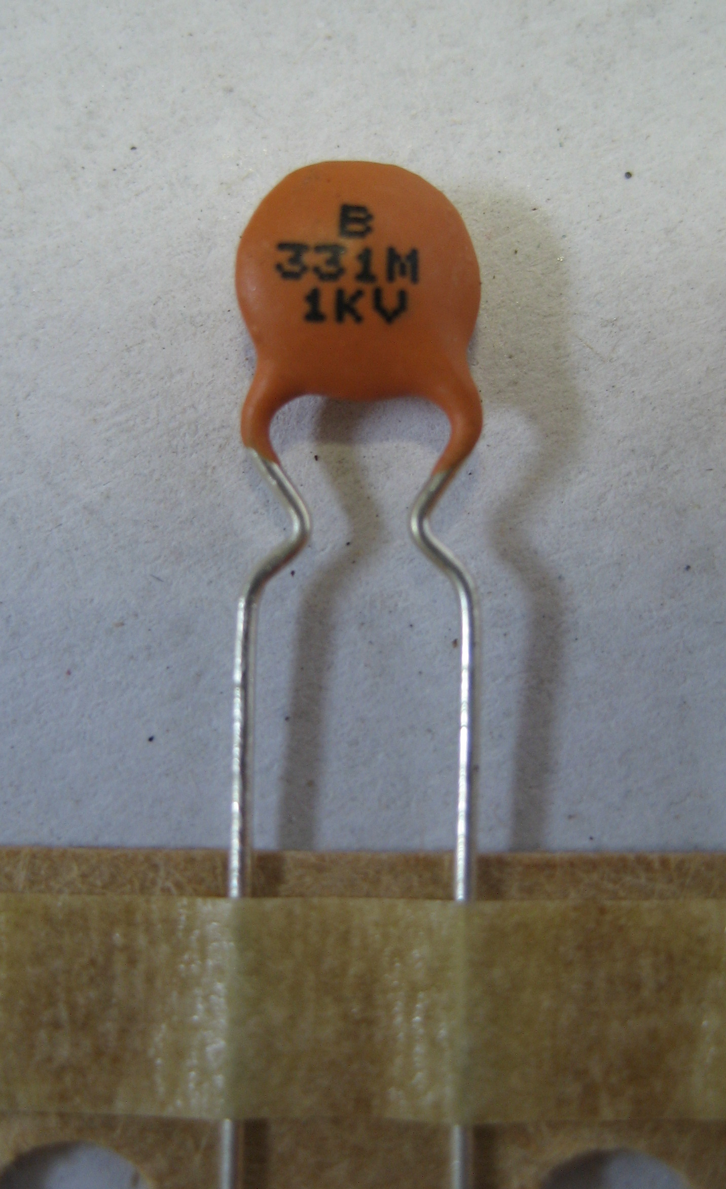 

Kondensator ceramiczny 330pF 1kV - 100 sztuk