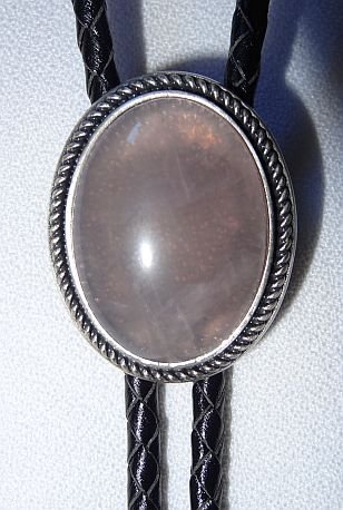 Western kravata bolo Kwarc Růžová v stříbrném provedení, zadní strana z přírodní kůže