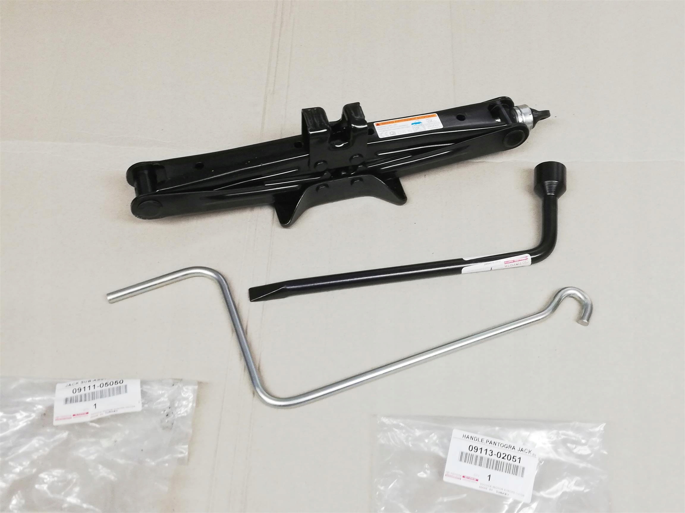 YARIS III 11-20 LEWAREK PODNOŚNIK SAMOCHODU KOŁA Numer katalogowy części 09111-05050