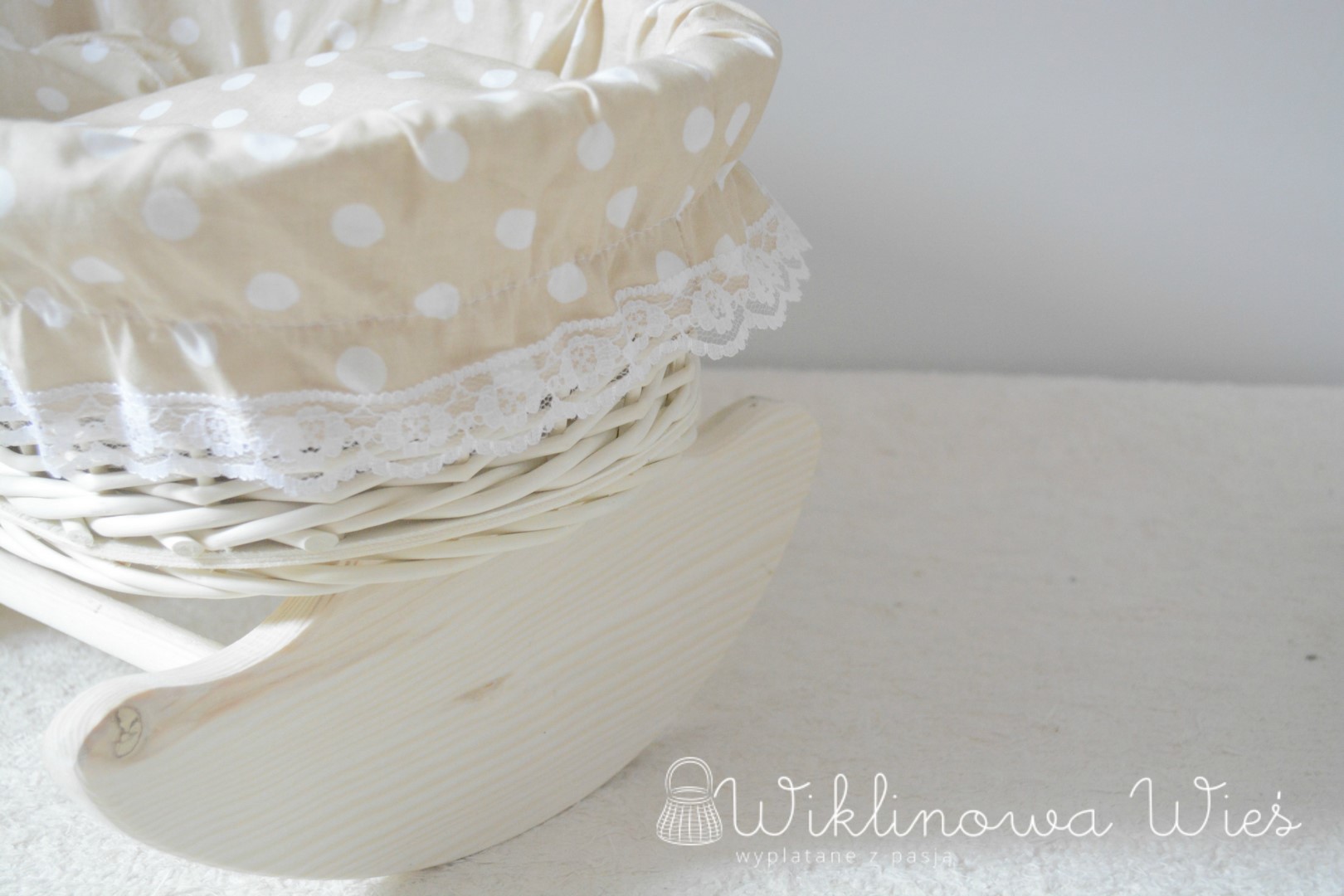 BIAŁA KOŁYSKA DLA LALEK Z WIKLINY BEŻOWE GROSZKI Kod producenta Wózek011