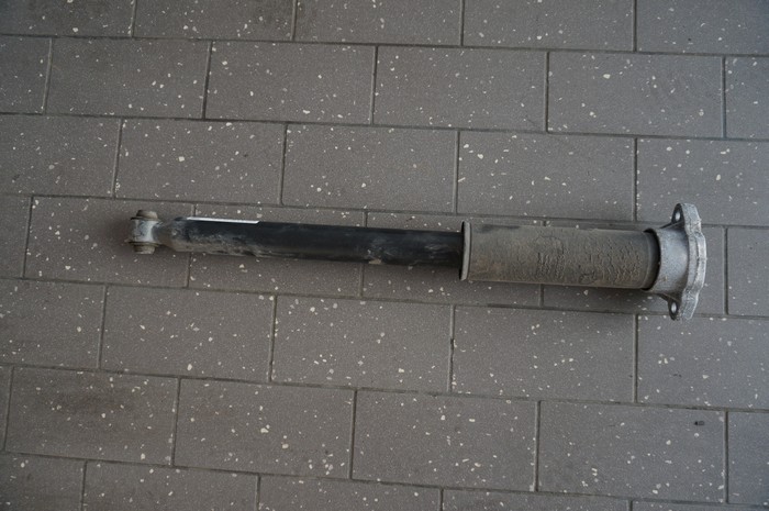 AMORTYZATOR TYŁ TYLNY MERCEDES C KLASA W205 SEDAN