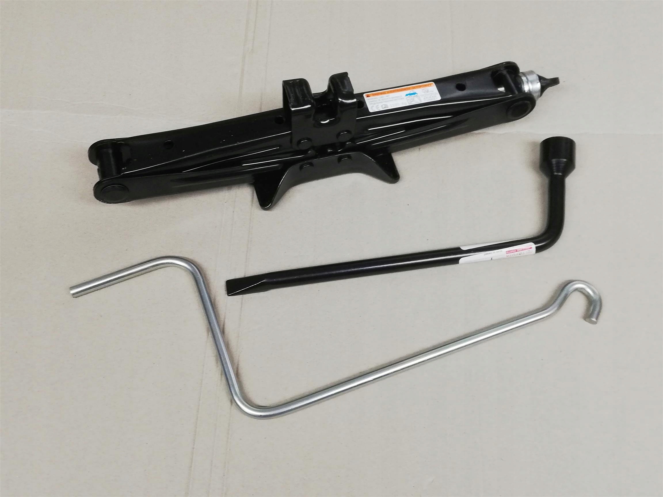 YARIS III 11-20 LEWAREK KLUCZ ZESTAW ZMIANY KOŁA Producent części Toyota OE