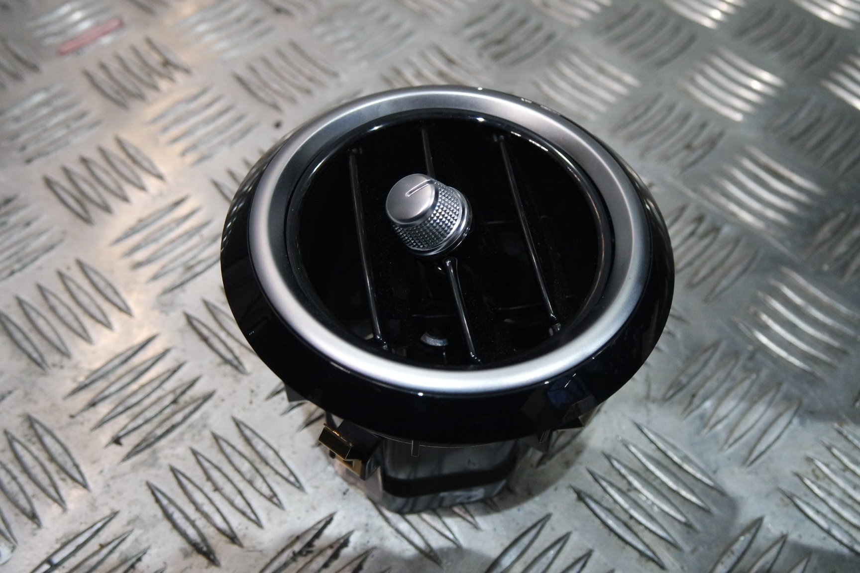 Вентиляционная решетка MERCEDES GT AMG A1908301800