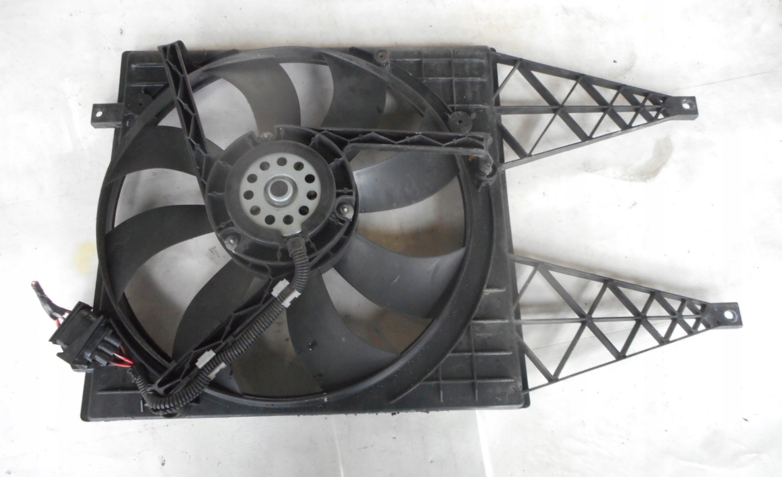 Вентилятор охлаждения радиатора шкода румстер. Вентилятор радиатора шкода фабия. Fabia 2 вентилятор. 2. С радиатором вентилятор на шкоду фабия 2.