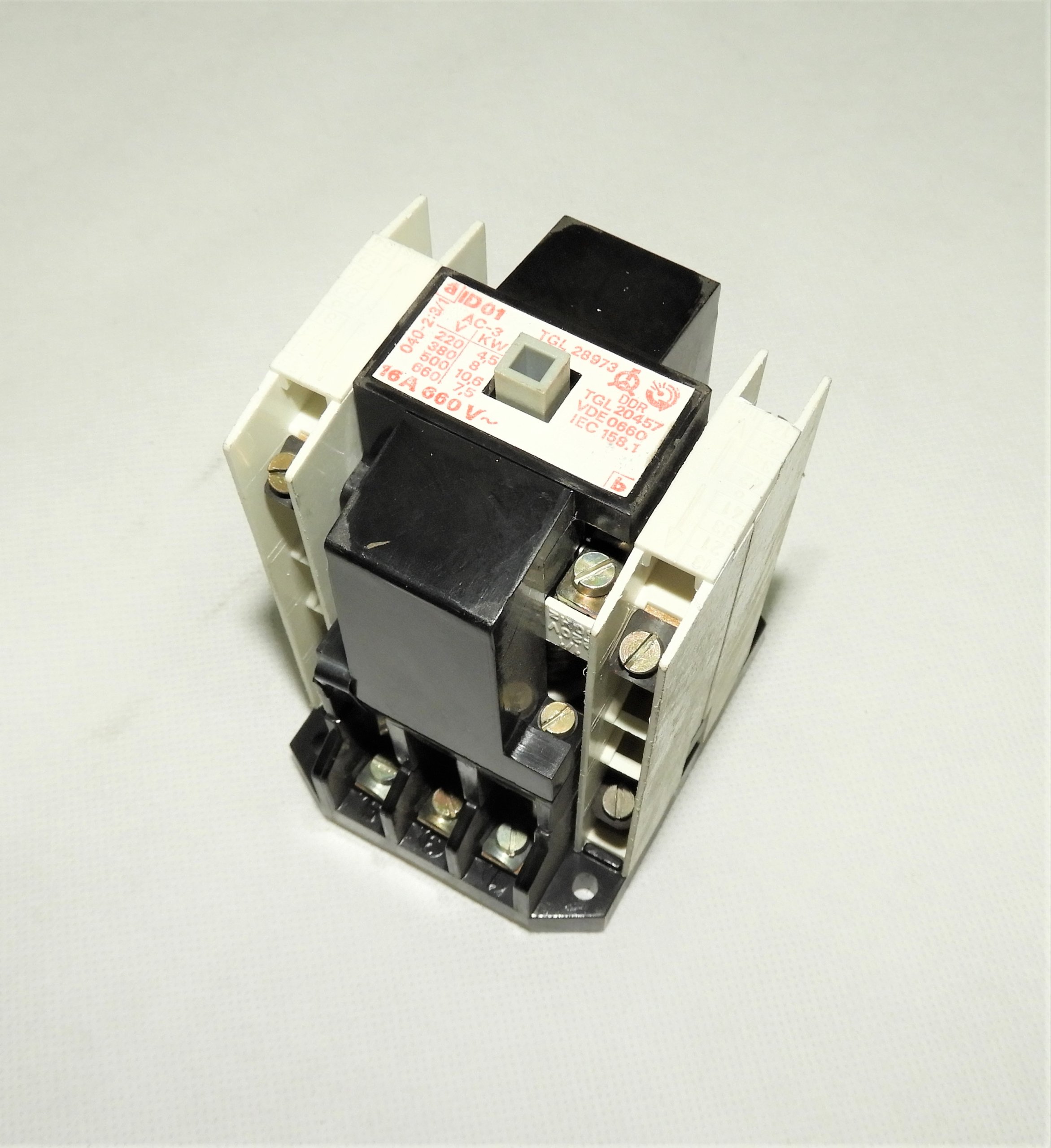 

Stycznik ID 01 16A 220V 50 Hz Nowy