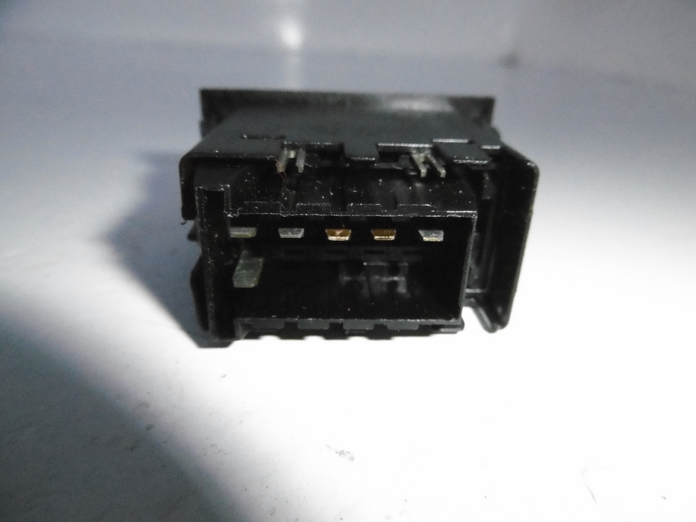 PRZEŁĄCZNIK GŁOŚNOŚCI RENAULT MAGNUM Producent części Renault OE