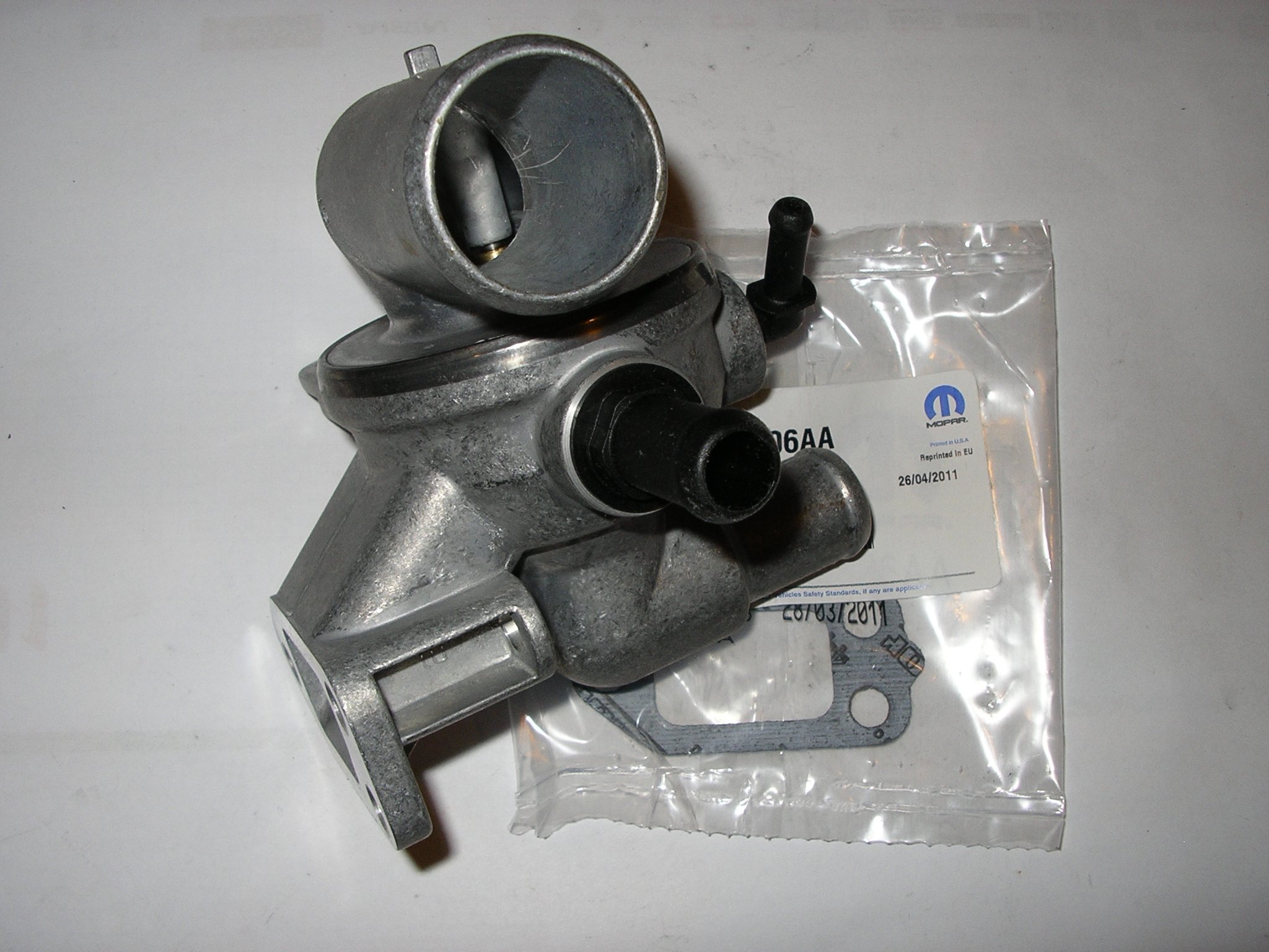 Термостат chrysler grand voyager 2 и 5 дизель. 5 crd. Термостат крайслер вояджер 2. Корпус термостата крайслер гранд вояджер 2008. Термостат крайслер вояджер 2.