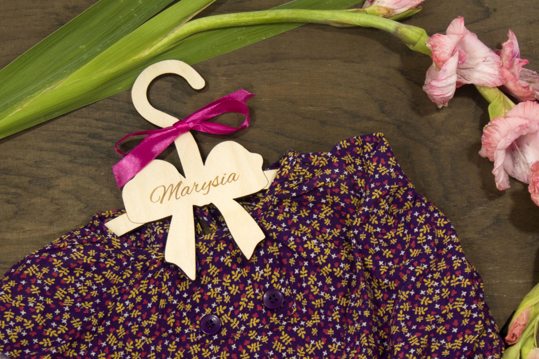 Wieszak na ubranka dla dzieci - kokardka Bohater inny