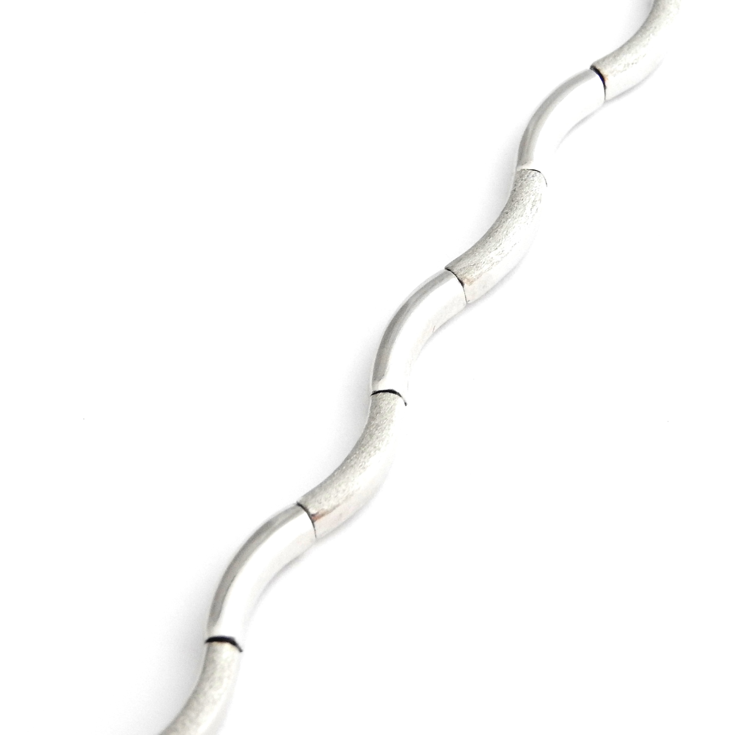 KRÁSNY NÁRAMOK BIELE ZLATO 585 MASÍVNE 19 CM