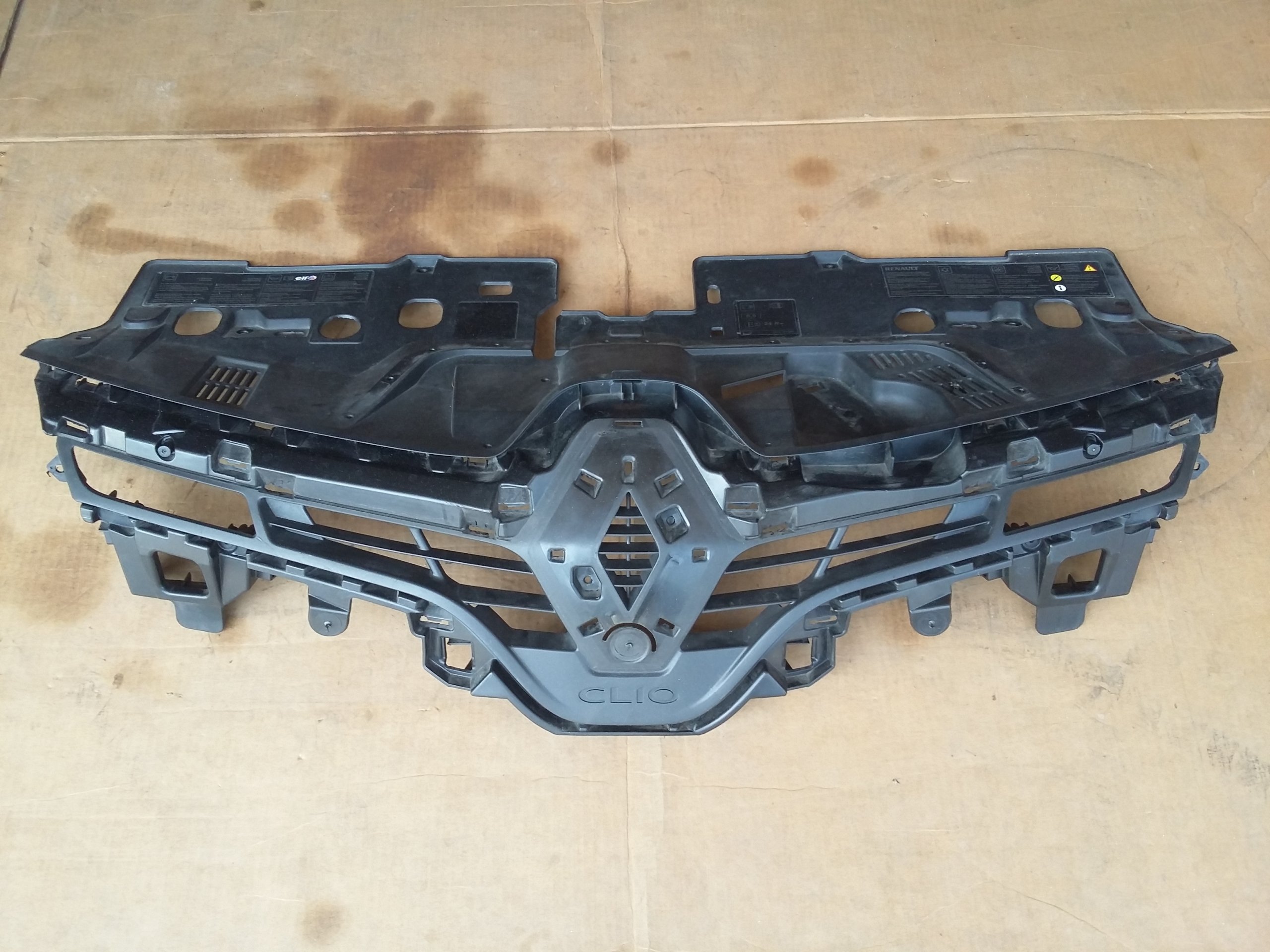 renault CLIO IV решетка радиатора