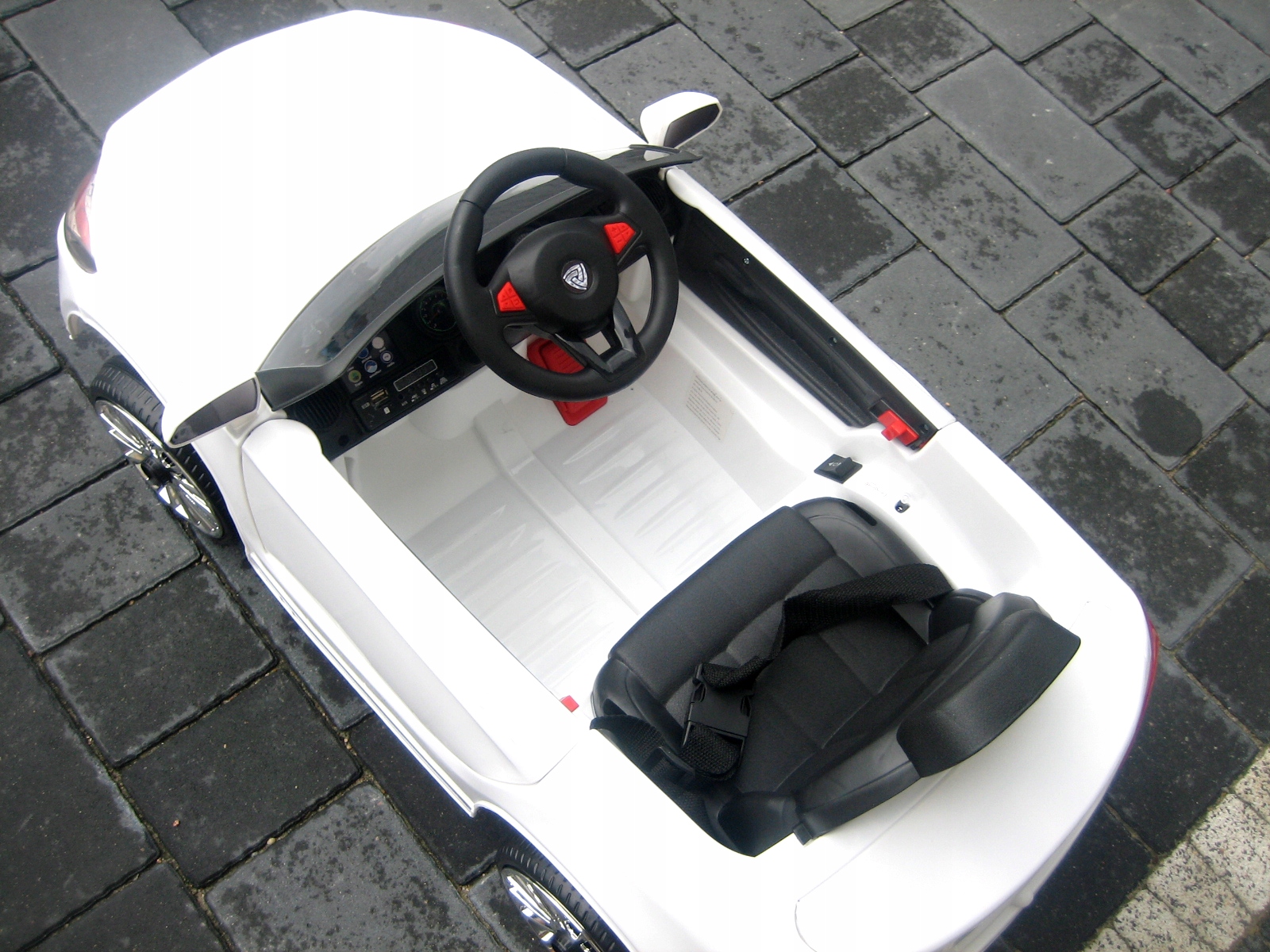 LIMUZYNA AUTO NA AKUMULATOR 3SILNIKI MP3 USB PILOT Model T065