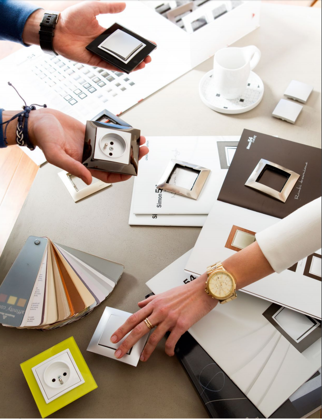 SIMON 54 GNIAZDO Z KLAPKĄ HERMETYCZNE IP44 ANTRACY Marka Kontakt-simon