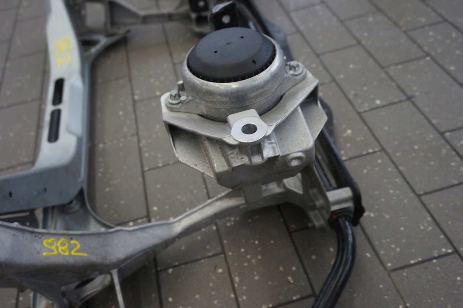 PODUSZKA SILNIKA LEWA PRAWA BOXSTER CAYMAN 982 718 Producent części Porsche OE