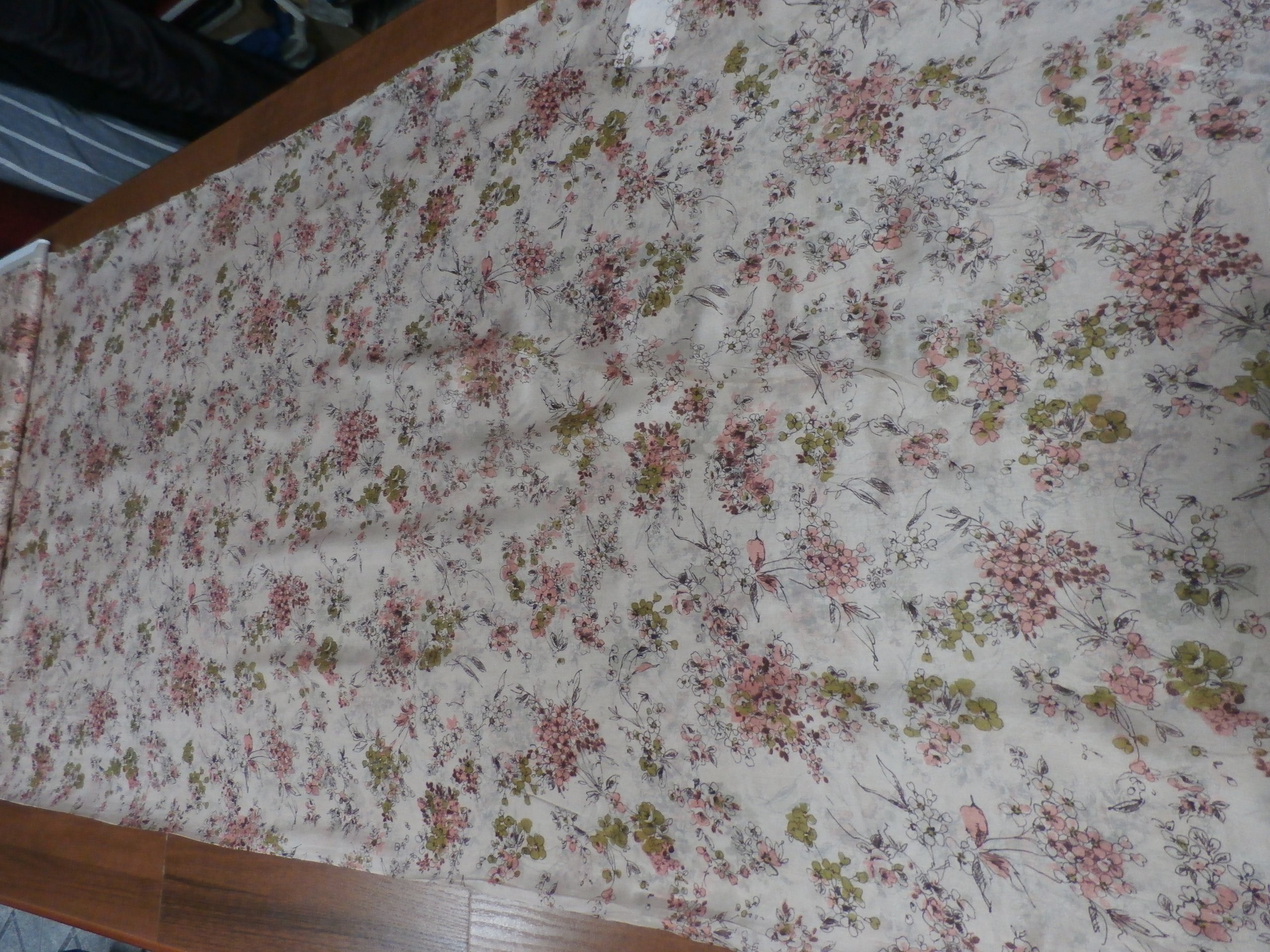 meruňkové hedvábí s barevnými květy