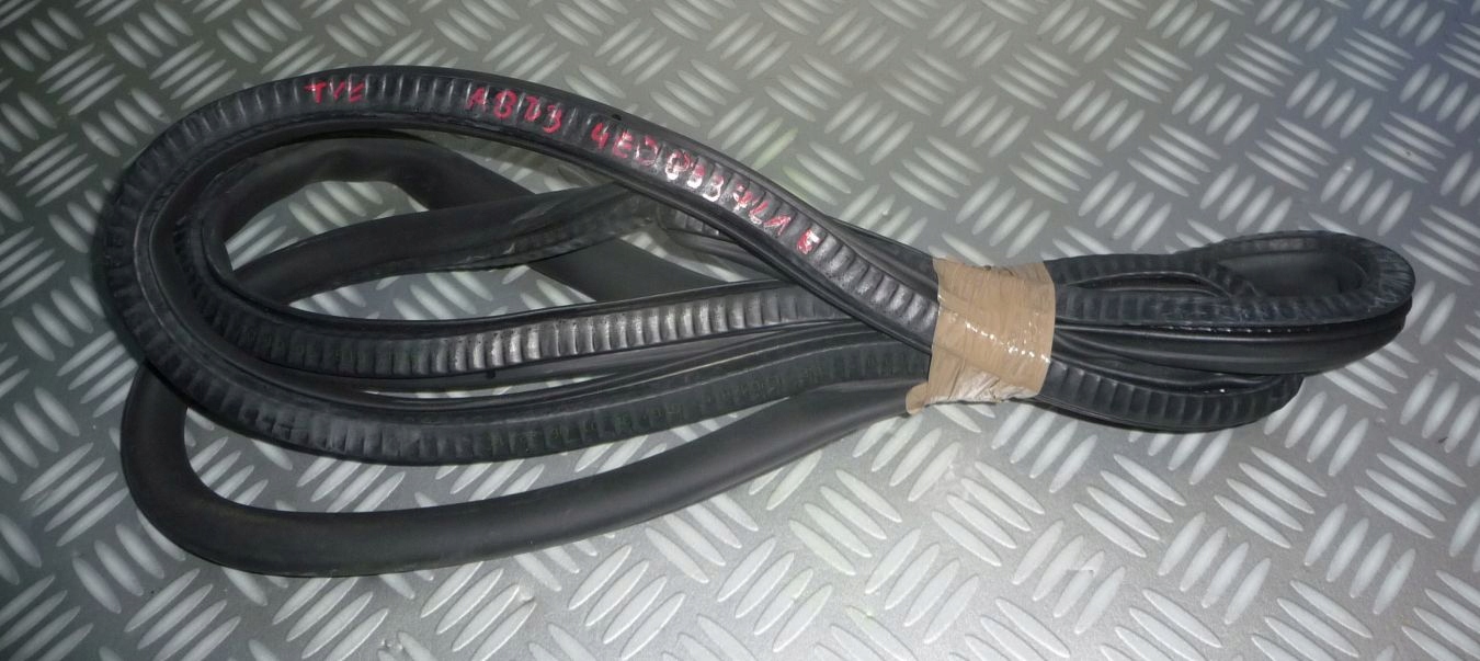 Audi A8 D3 S8 uszczelka karoserii drzwi tył L R