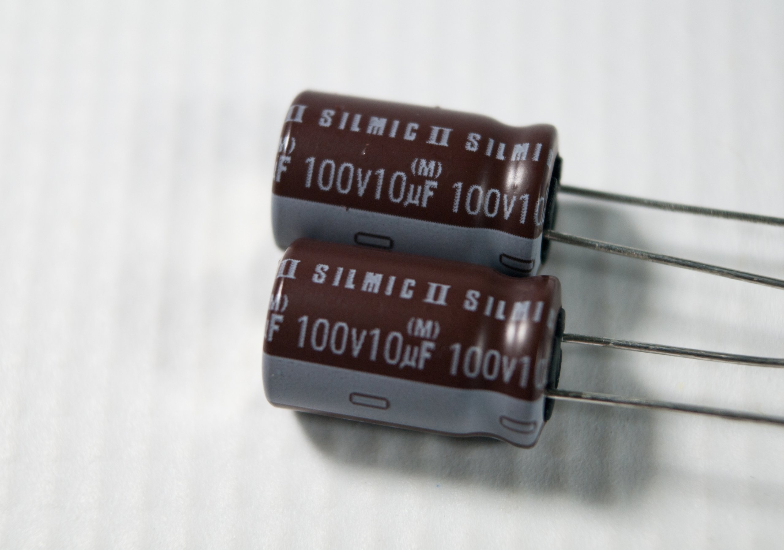 

Kondensator 10uF/100V Elna Silmic II Rfs x 4 szt.