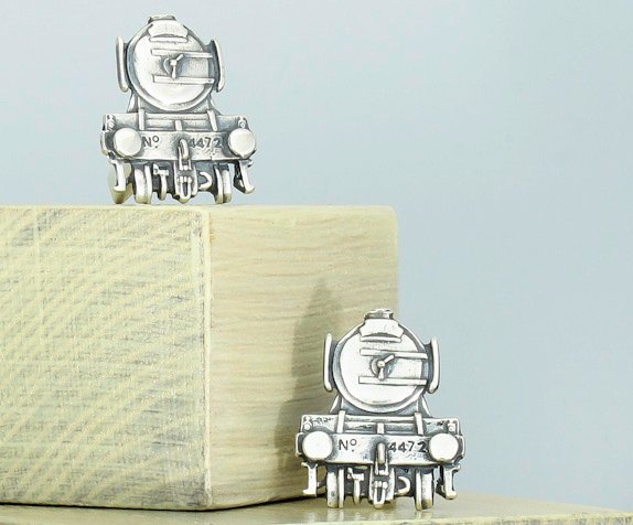 Srebrna spinka do krawata LOKOMOTYWA przód SREBRO Materiał srebro