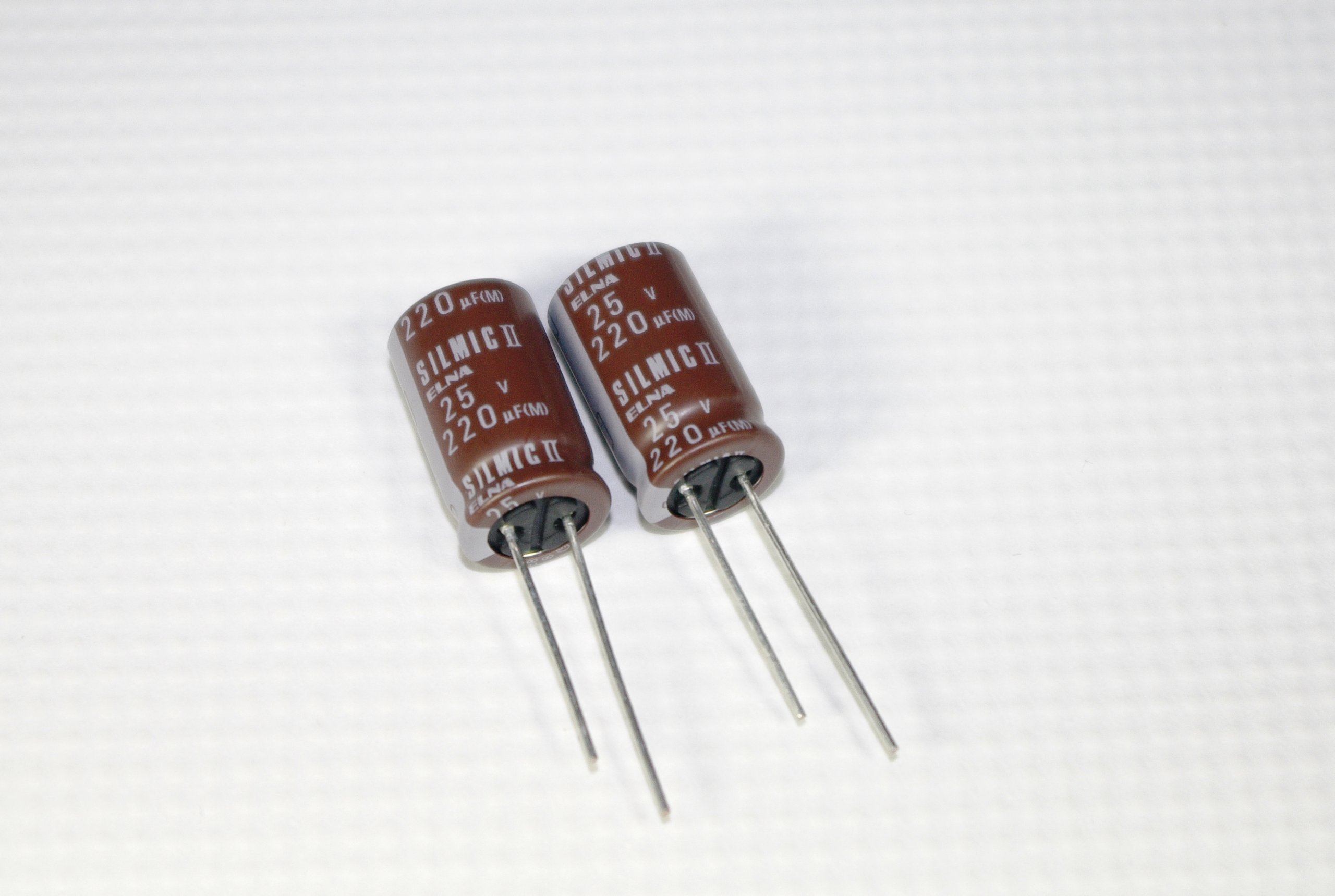 

Kondensator 220uF/25V Elna Silmic II Rfs