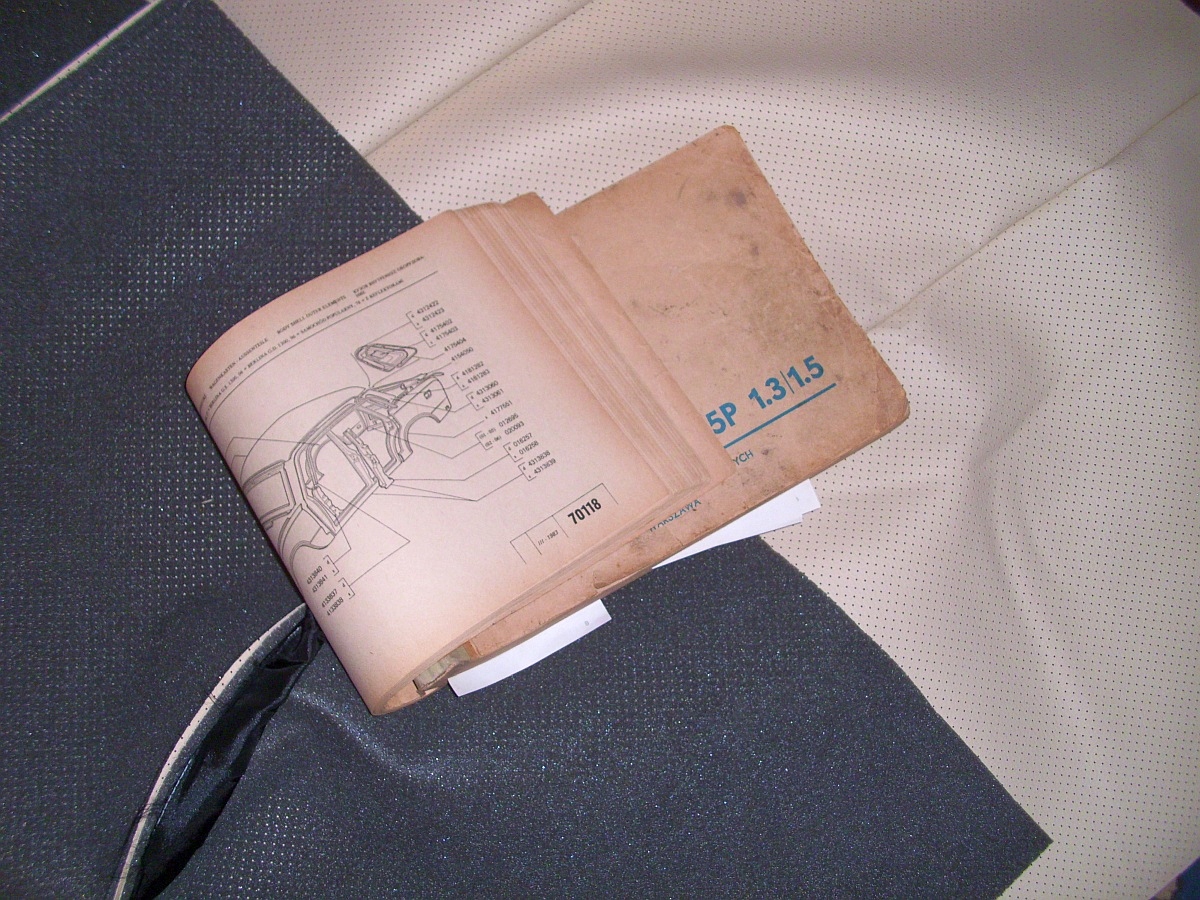 Podsufitka beżowa dziurkowana Fiat 125p