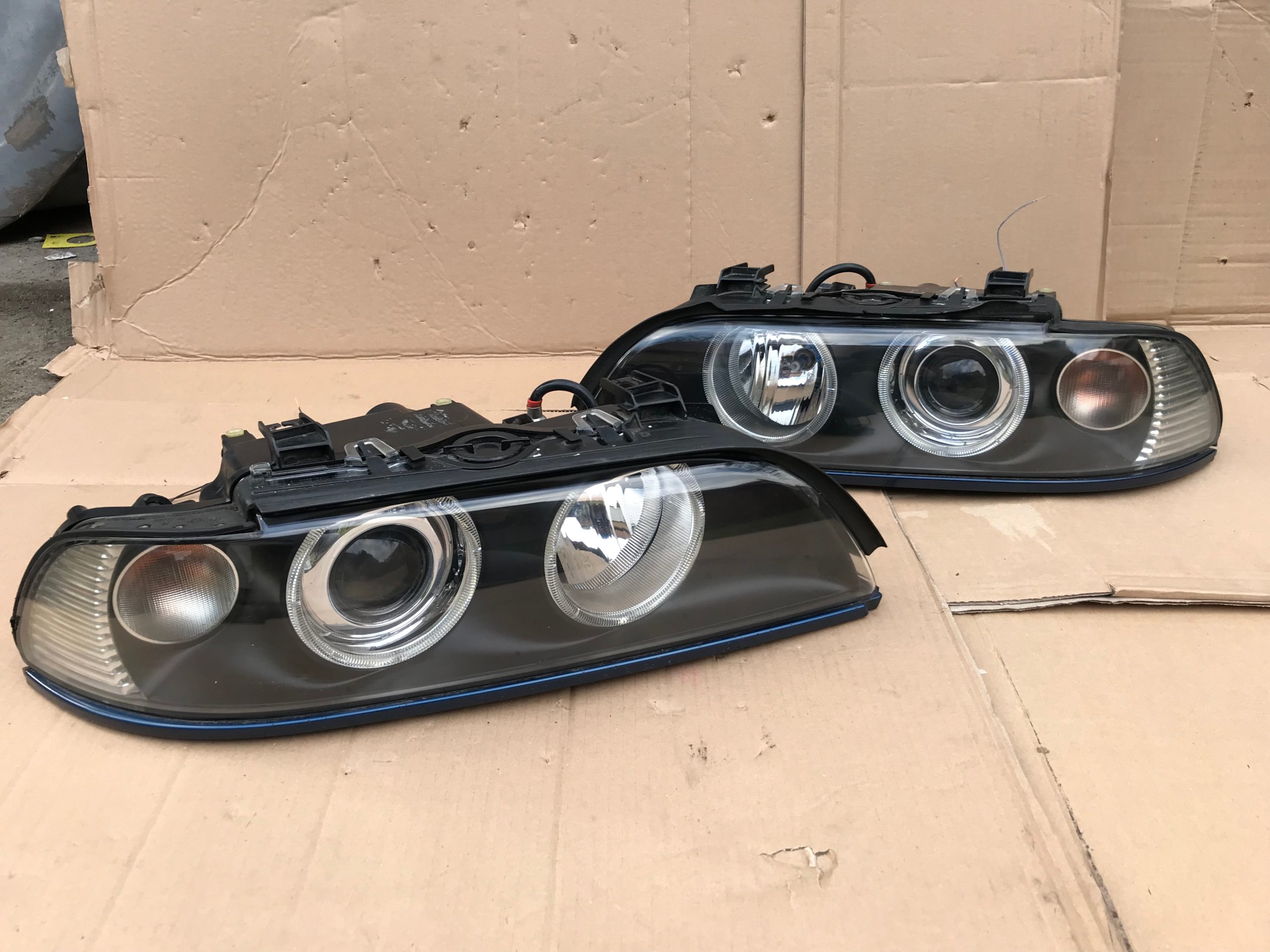 LAMPY BMW E39 LIFT HELLA XENON PO REGENERACJI