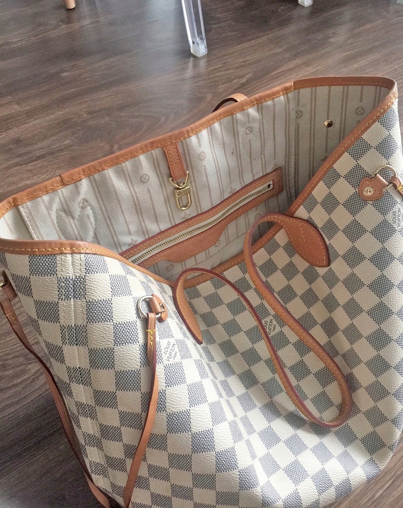 Louis Vuitton, toiletry bag, Cosmetic pouch GM and wallet, Emilie. -  Bukowskis
