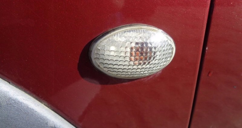 KIERUNKOWSKAZ LEWY W BŁOTNIK OPEL CORSA B 93-97