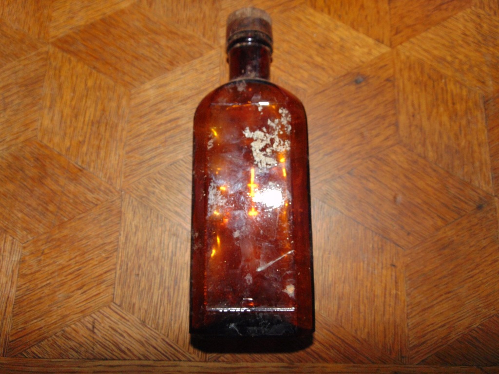 Stara butelka apteczna z eskulapem.