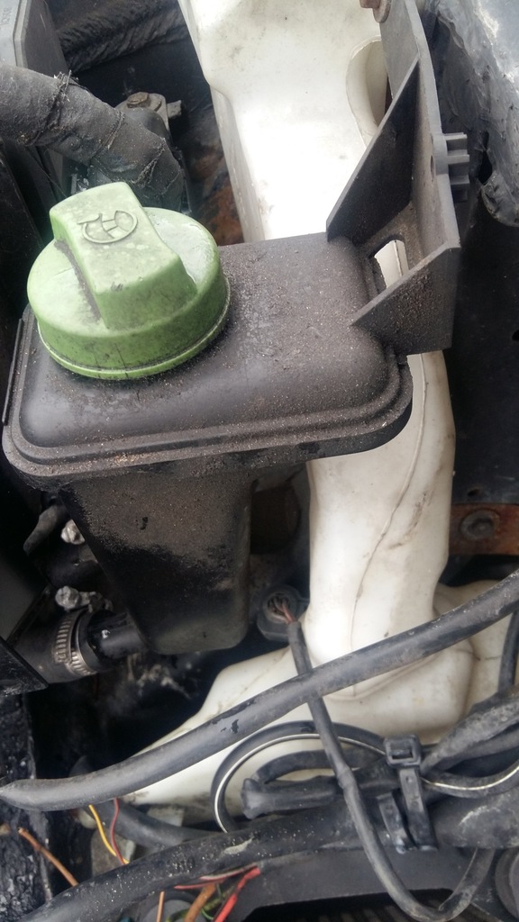 ZBIORNICZEK PŁYNU WSPOMAGANIA PASSAT B5 LIFT 1.9