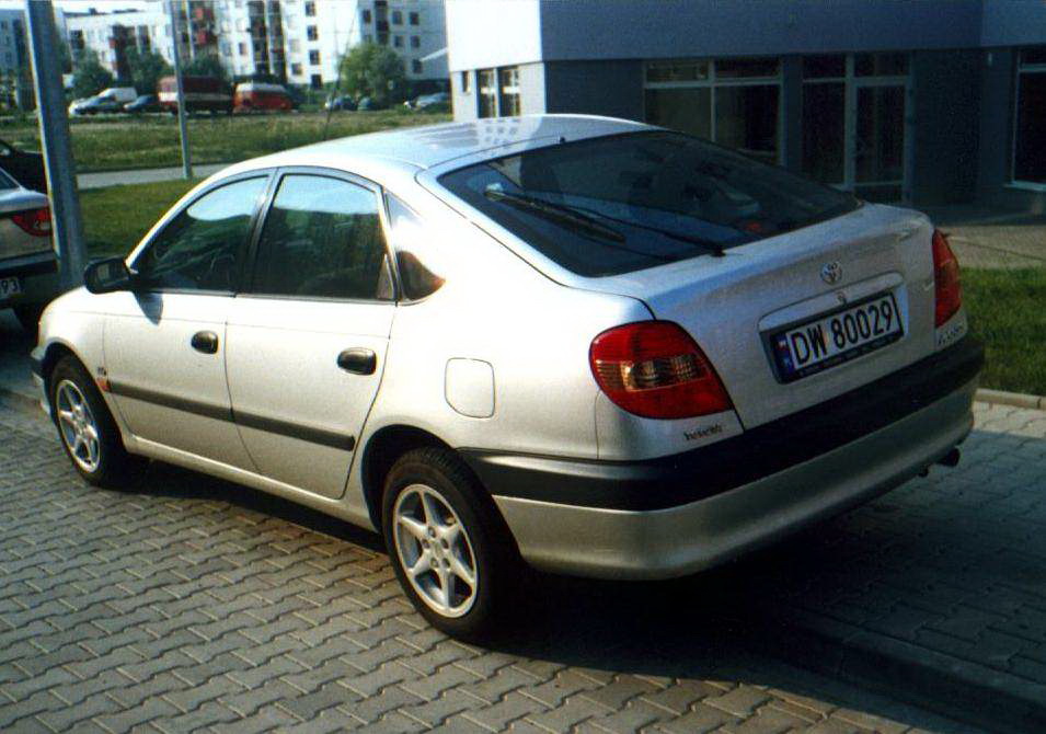 Toyota Avensis Liftback 2.0 D4D T22 po lifcie.