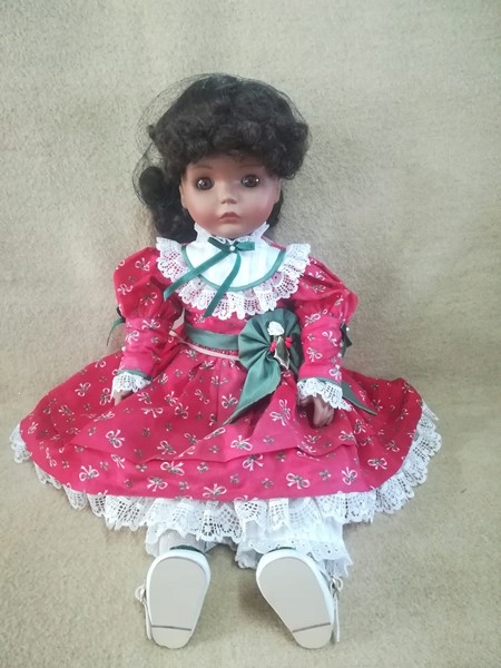 DUŻA PORCELANOWA LALKA Z POZYTYWKĄ 1989, SYGNOWANA