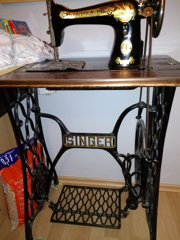 Zabytkowa maszyna do szycia Singer z 1928 r.