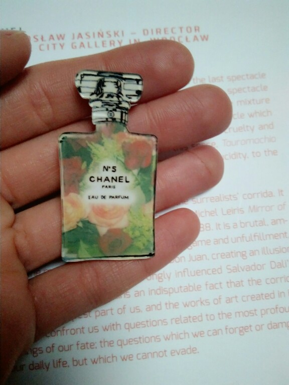 Akrylowa broszka coco Chanel flakon perfum kwiaty