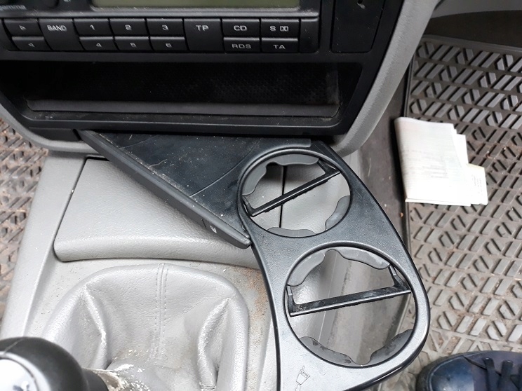 UCHWYT NA KUBKI VW PASSAT B5 PRZED LIFT