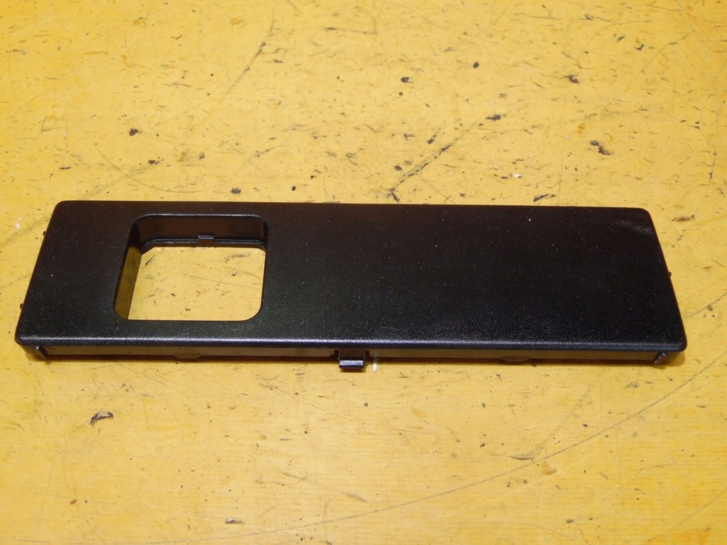 ZAŚLEPKA PLASTIKOWA PANEL VW LT35 9016891008