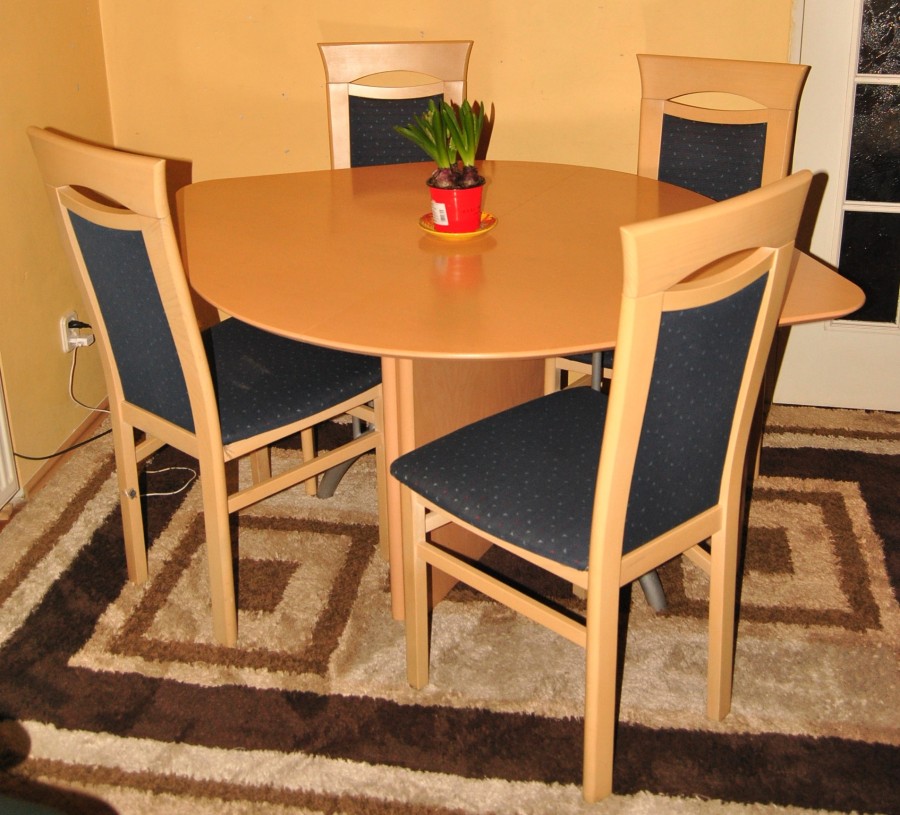 Stół rozkładany + 4 granatowe krzesła