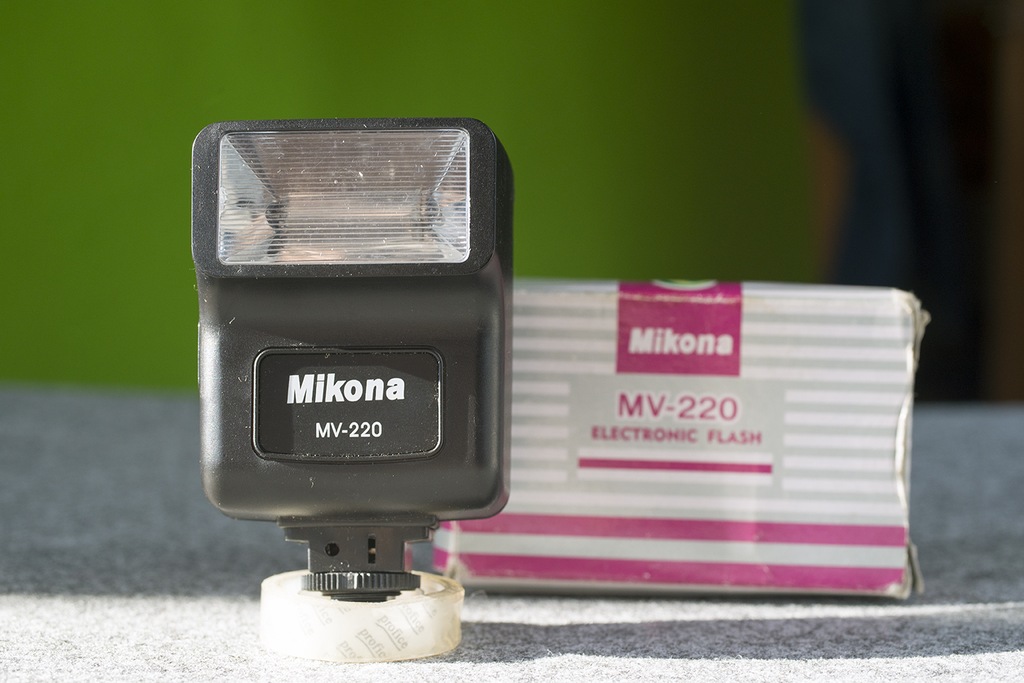 Lampa błyskowa Mikona MV-220