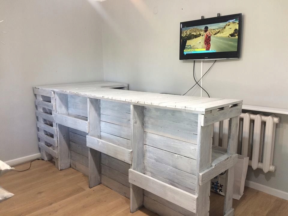 Lada bar recepcja drewniana z palet