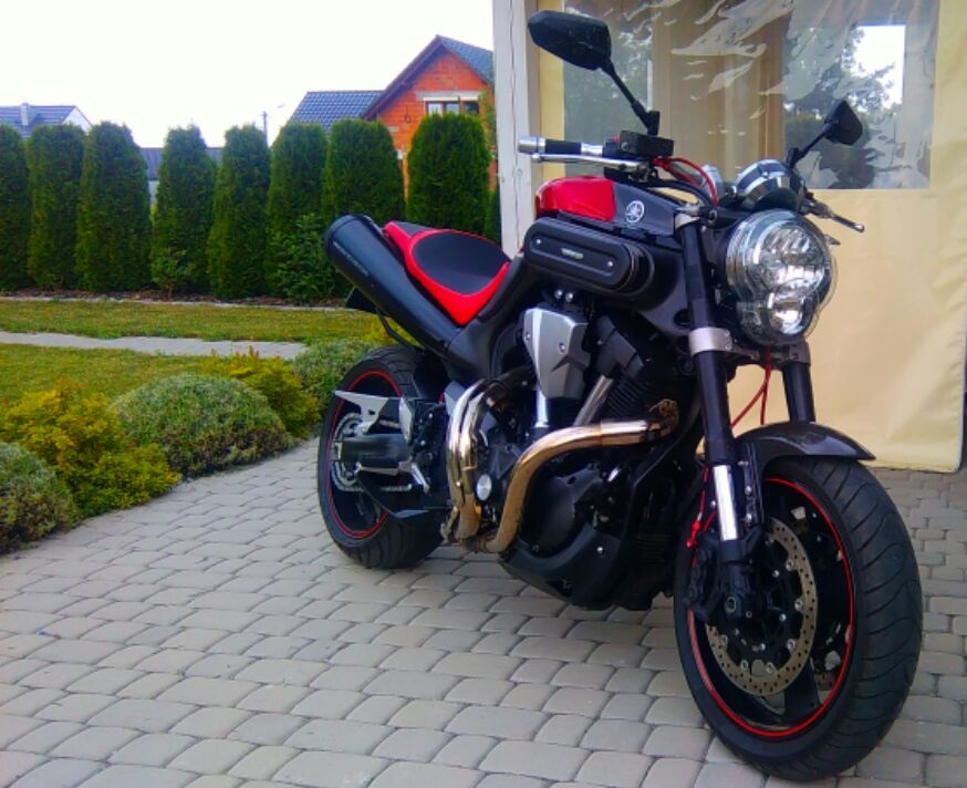 YAMAHA MT-01 AKRAPOVIC