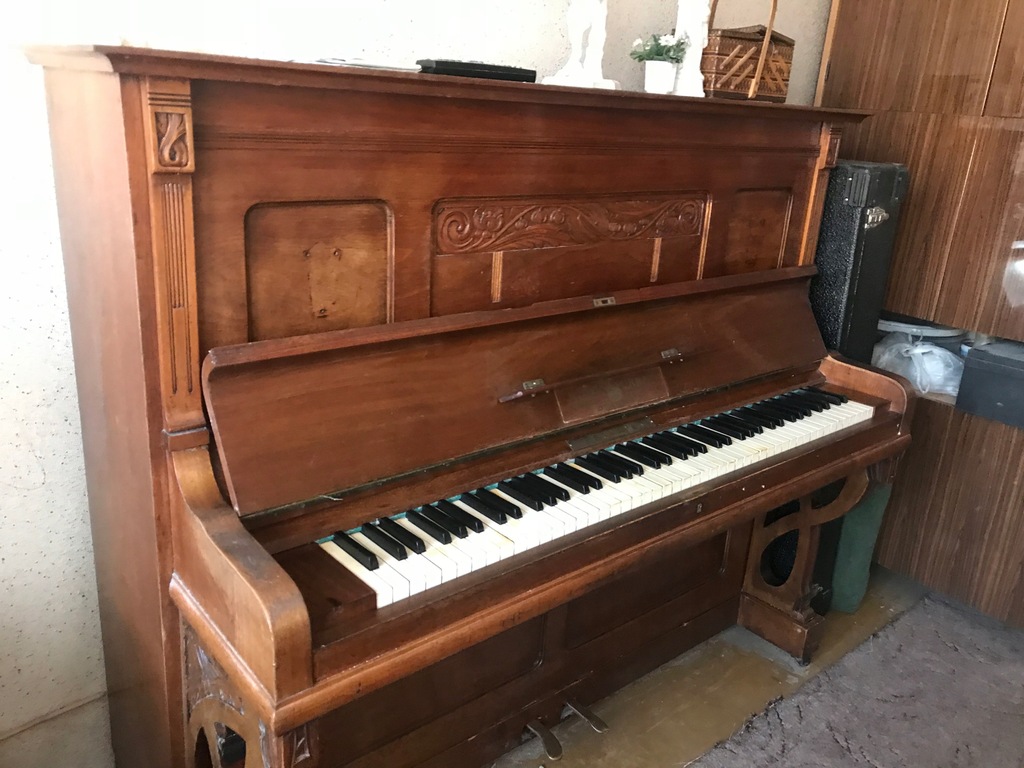 Pianino JOHANN URBAS DRESDEN M. Kowatz Beuthen