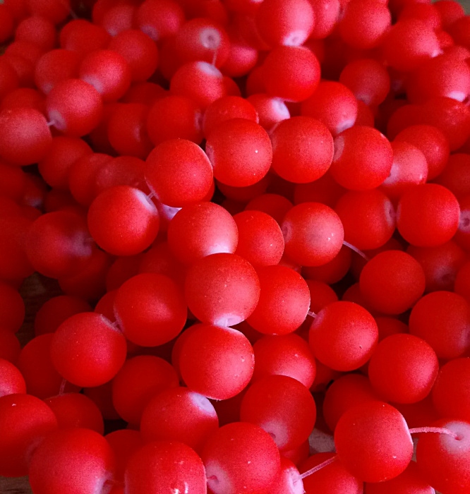 Czerwone szklane koraliki powlekane shamballa