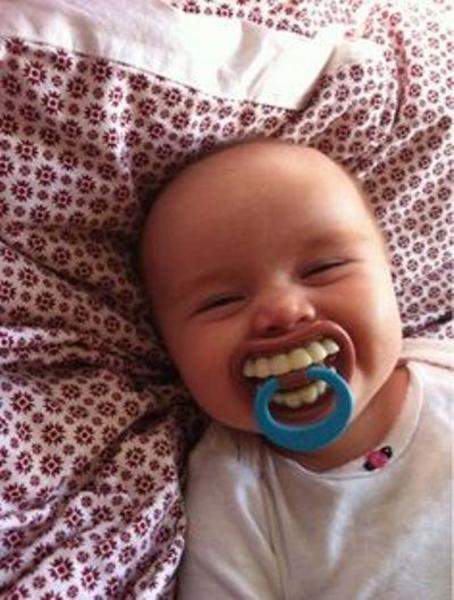 Smoczek z zębami zęby smieszny 3m+