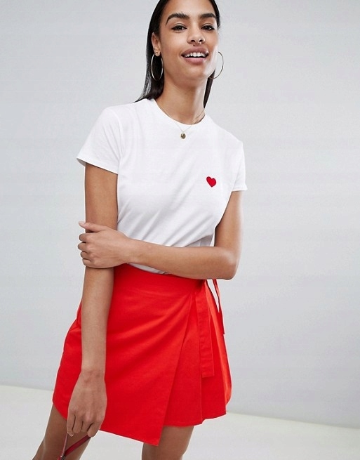 A120 PRETTYLITTLETHING T-SHIRT Z MAŁYM SERCEM 36
