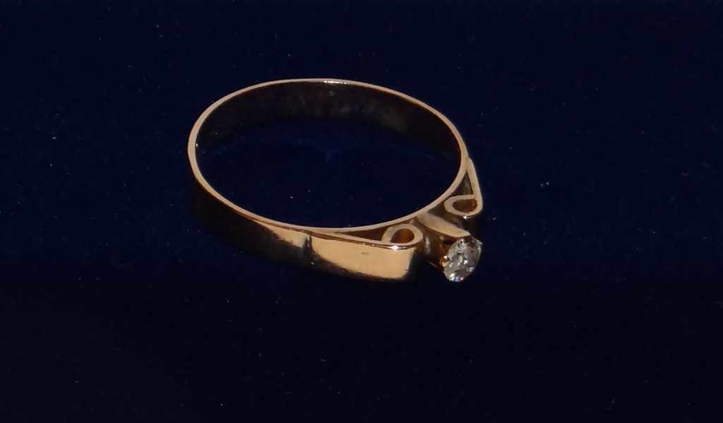 Złoty pierścionek 333 z brylantem 0.15 ct