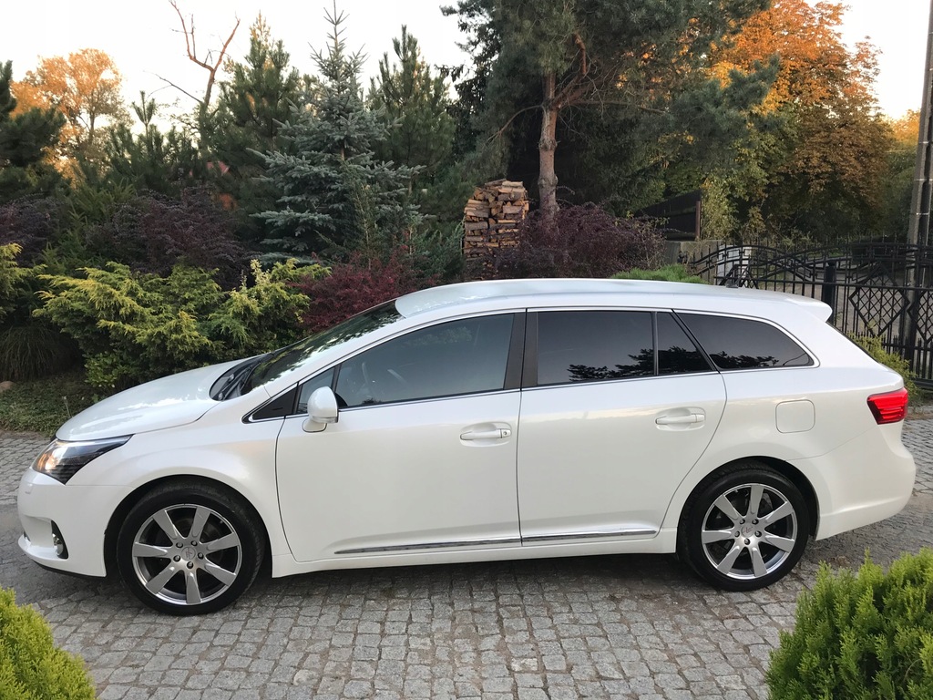 TOYOTA AVENSIS PREMIUM BIAŁA PERŁA