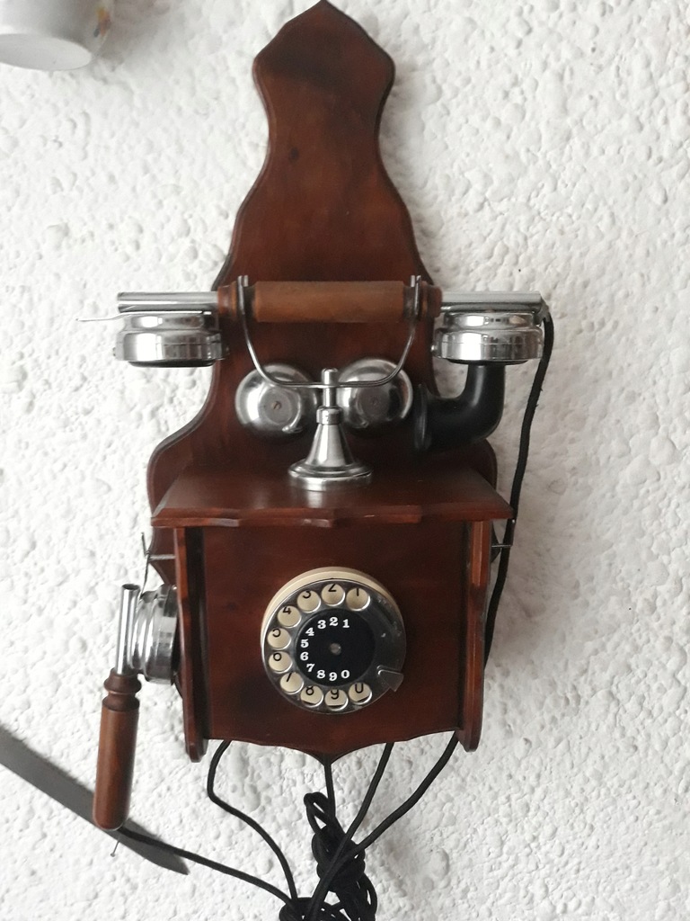 Stary piękny telefon ścienny