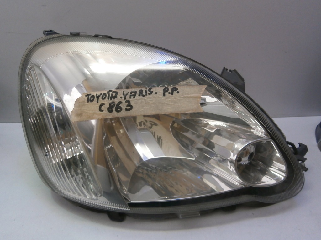 TOJOTA YARIS LAMPA PRZEDNIA PRAWA  811100D081