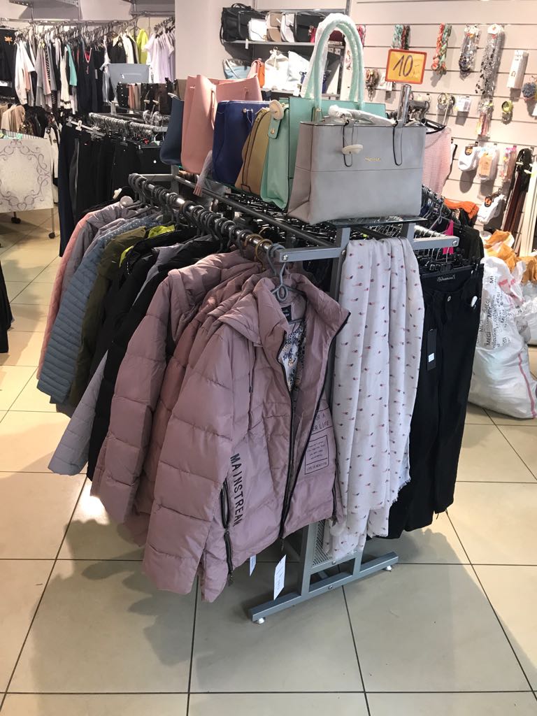 Wyposażenie sklepu odzieżowego z oświetleniem 70m2