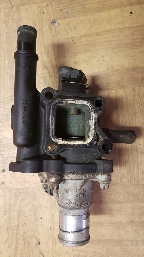 OPEL VECTRA 1.8 Z18XER OBUDOWA TERMOSTATU 12992383 7551281737