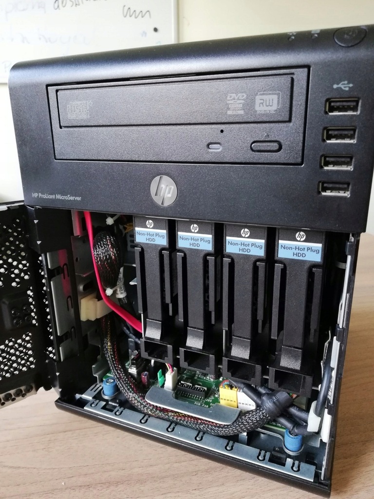 HP MicroServer N40L 8GB 4+1x1TB HDD 3xLAN FreeNAS