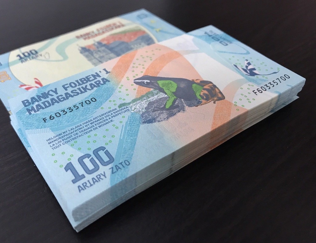 Paczka bankowa Madagaskar 100 ariary 2017 nr.2